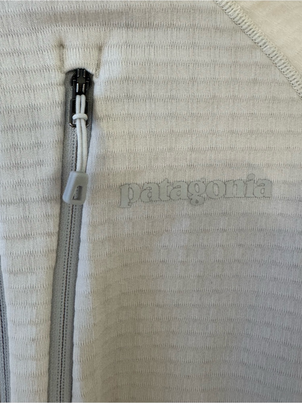 Patagonia Women's R1 Pullover in a cream/off-white Medium Excellent Condition - Picture 6 of 7